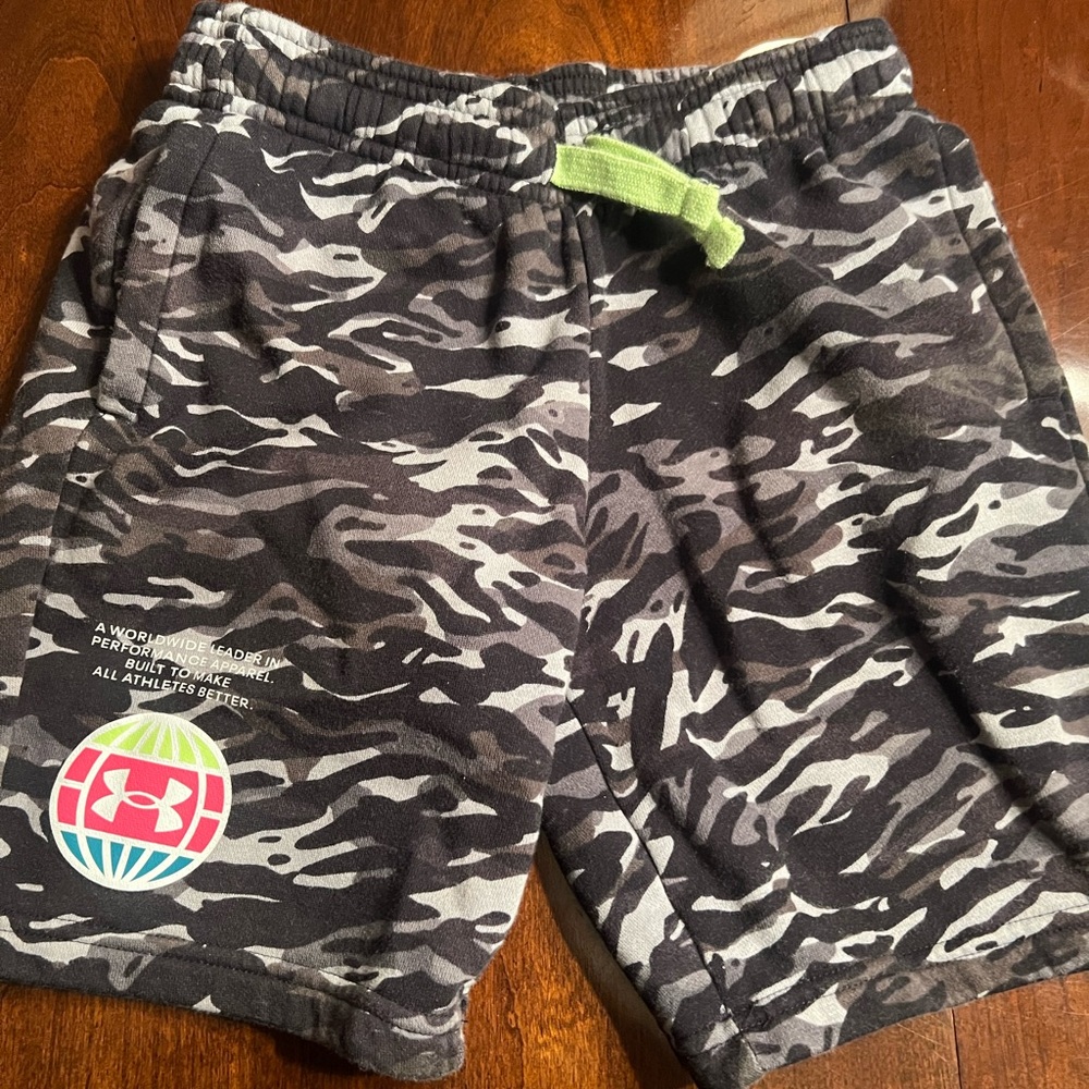 Boys Under Armour Shorts size Small